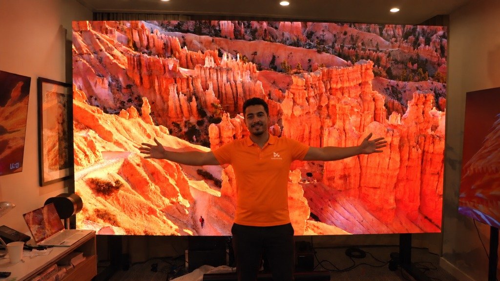 Magasin de détail MANGO avec écran LED géant incurvé